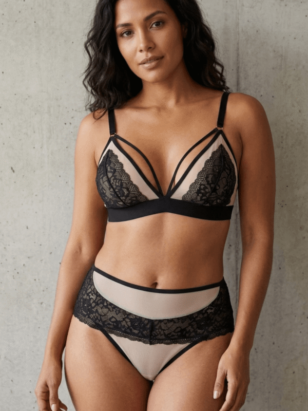 Conjunto Bralette Strappy Vanguardista con Base de 4 cm y Panty Bloomer Tiro Alto