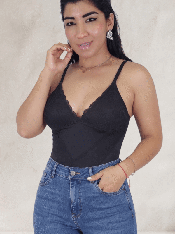 Body Escote en V en Licra Amorella y Encaje con Cargaderas Multiuso